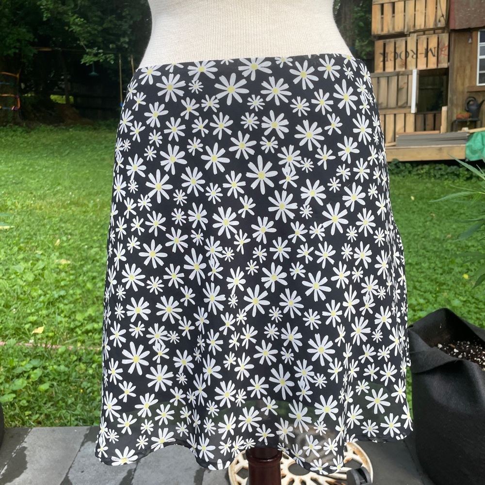 To All the Boys I’ve Loved Before x H&M A-line Skirt daisy mini sz 6 (SM)